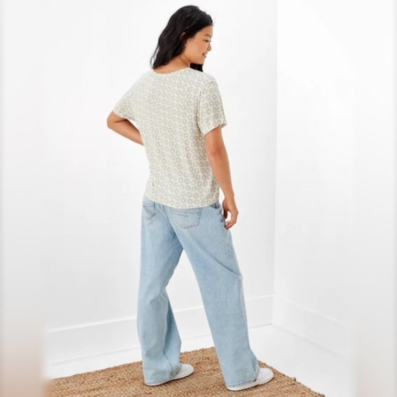 American Eagle Oversized Soft & Sexy V-Neck T-Shirt - Picture 3 of 6